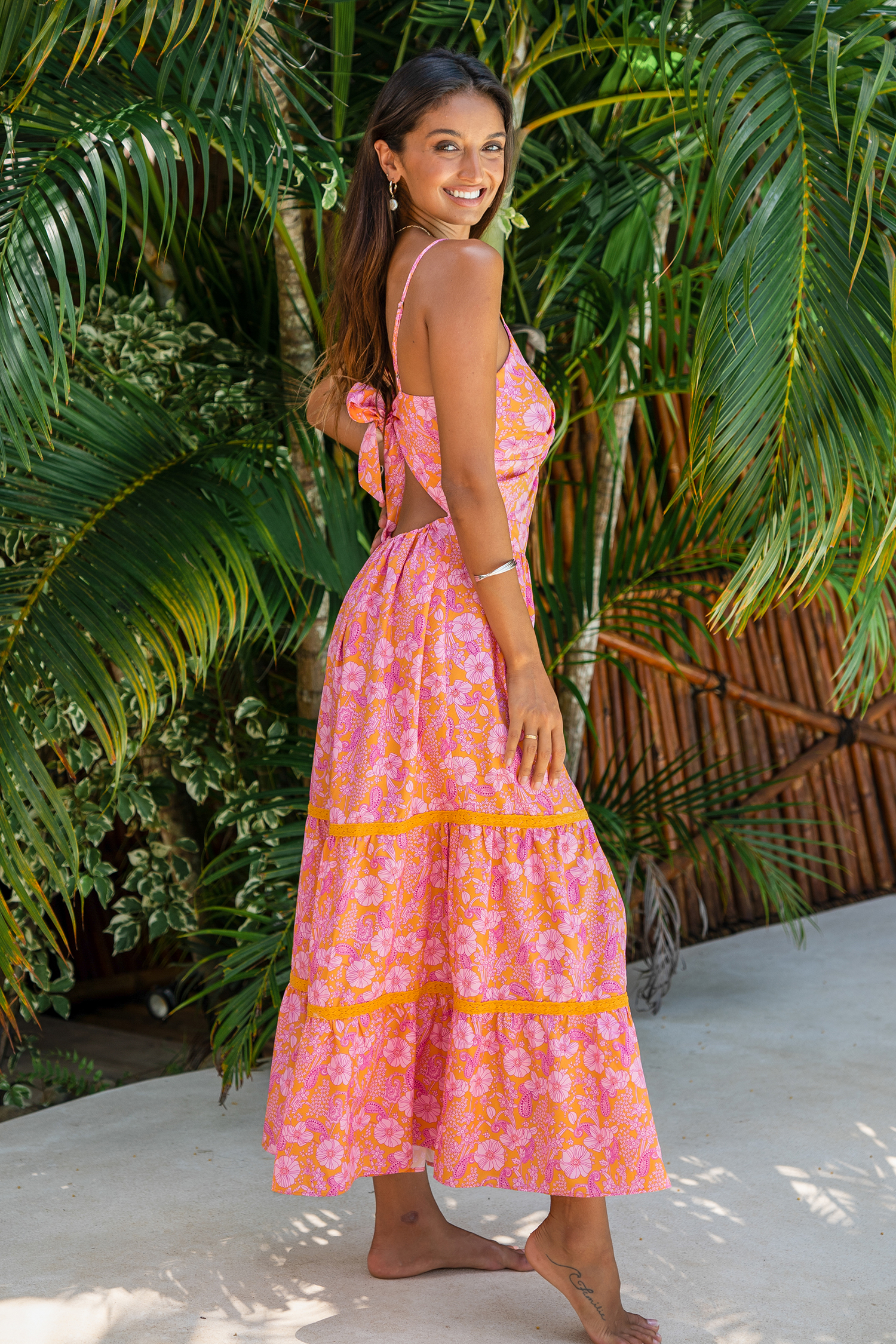 Robe maxi torsadée avec col en cœur à fleurs rose