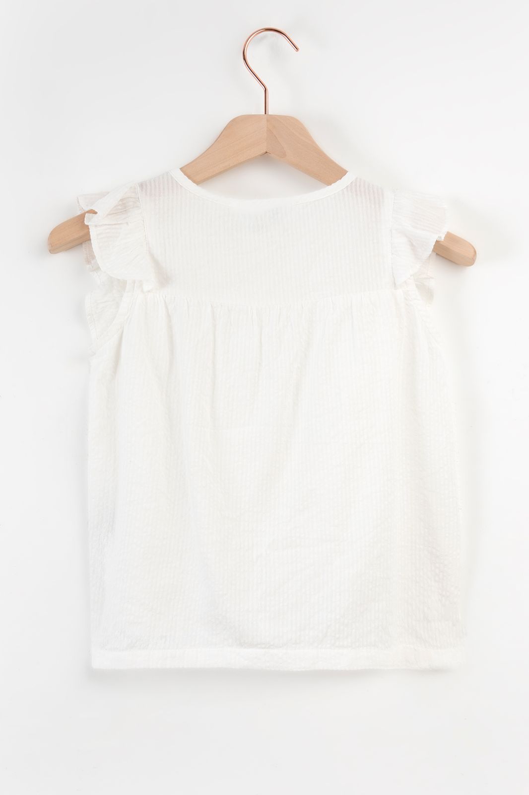 Witte mouwloze blouse met ruffle details