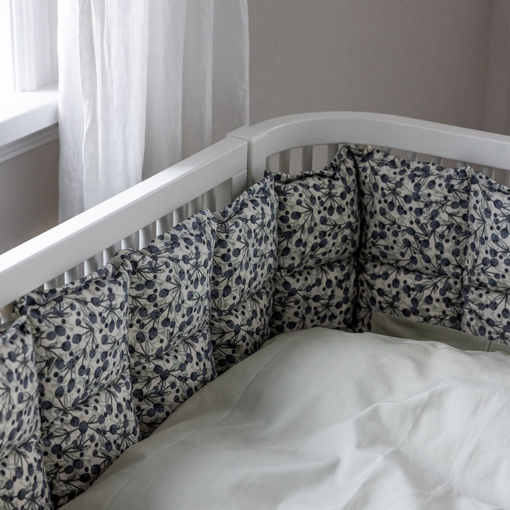 Køb Sebra Blue Olive Baby Sengerand Kapok