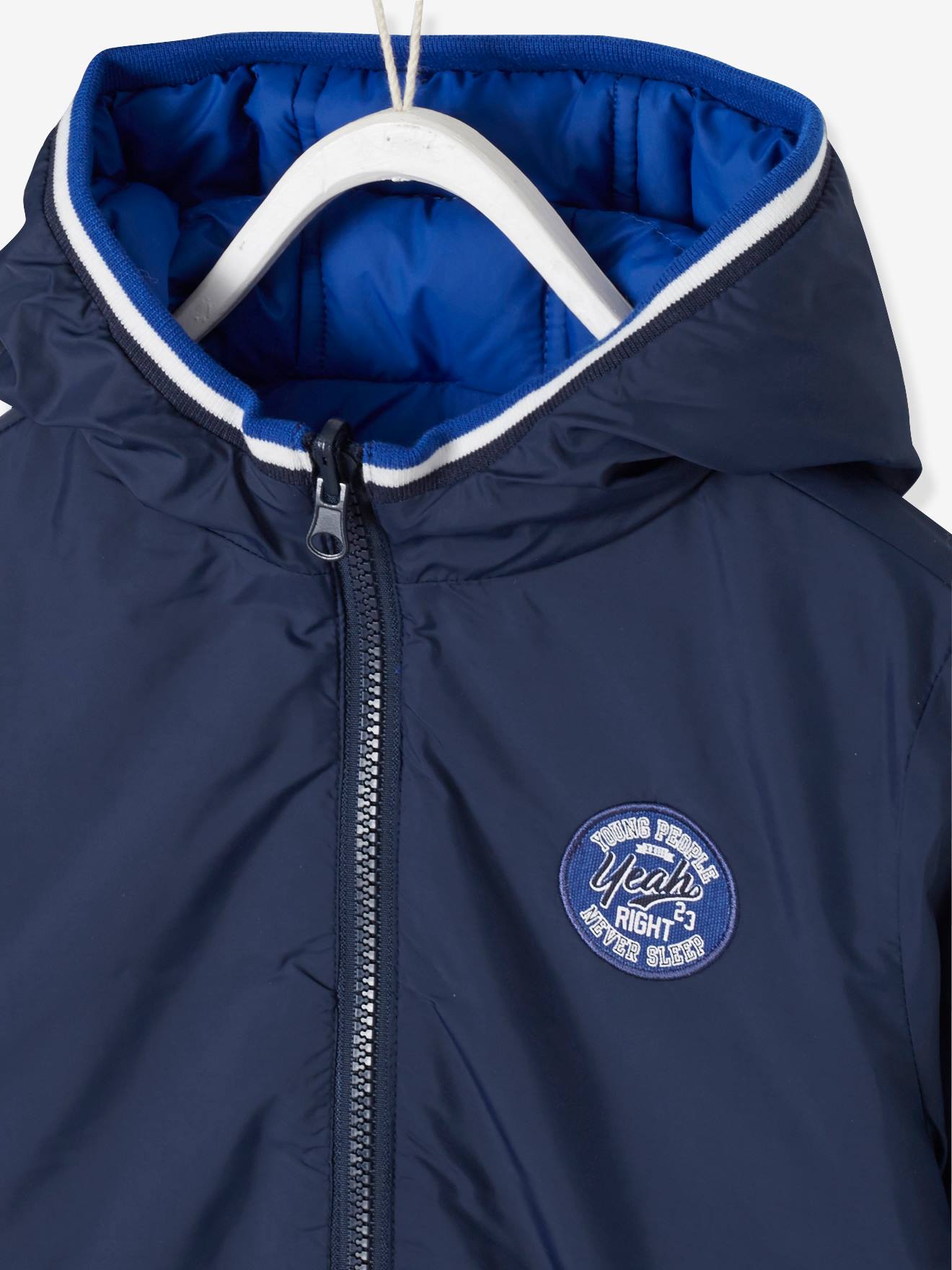 Jaqueta lisa azul-escura reversível para meninos com estampas.
