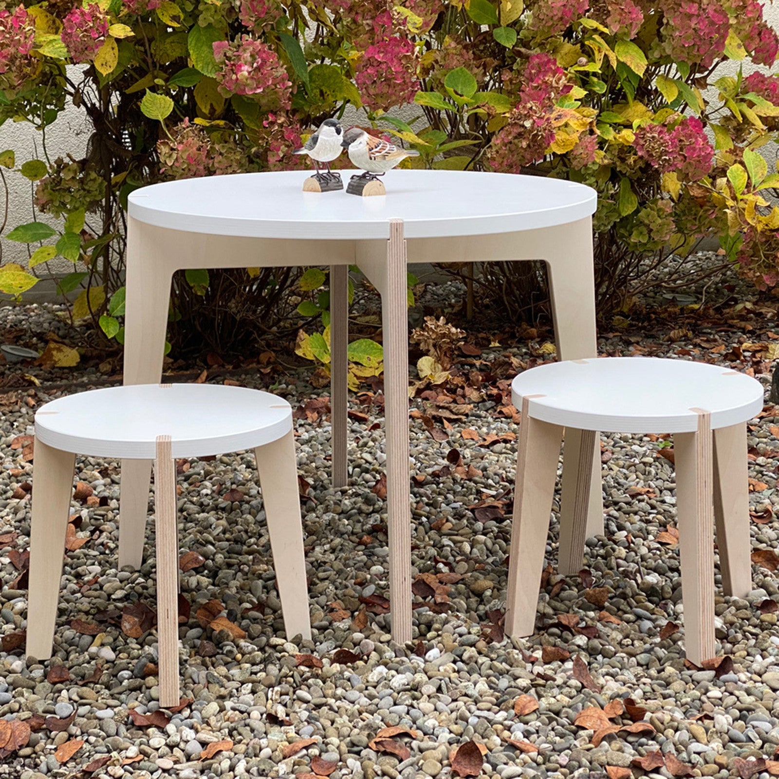 Kombiset, 1 Spieltisch rund, 2 Hocker (Farbe wählbar)