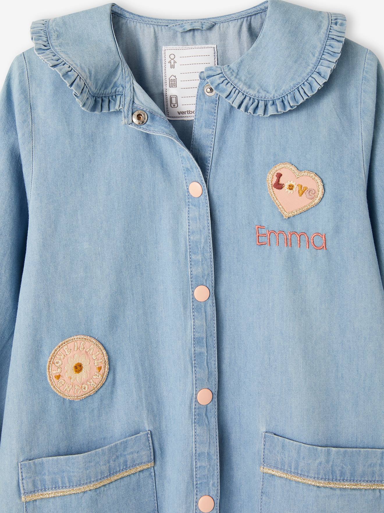 Babador de bebê em jeans, leve e personalizável para meninas, na cor azul jeans.