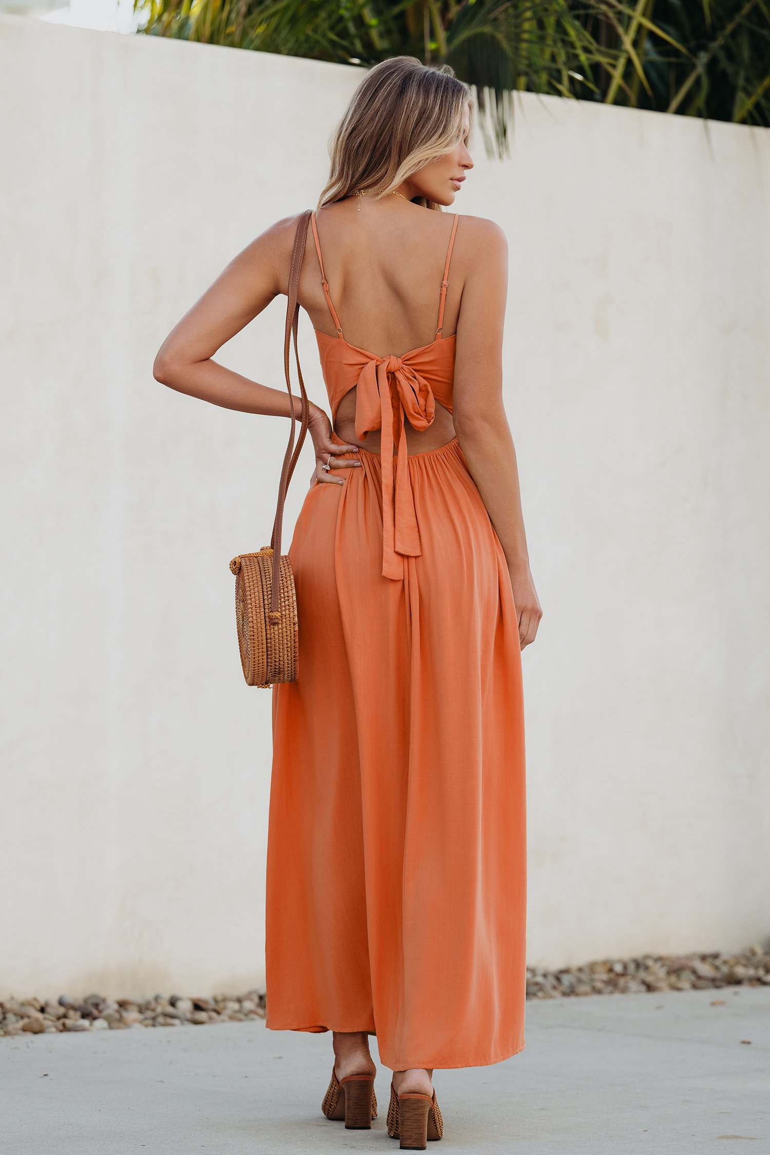 Robe maxi avec trou de serrure torsadé sur le devant orange