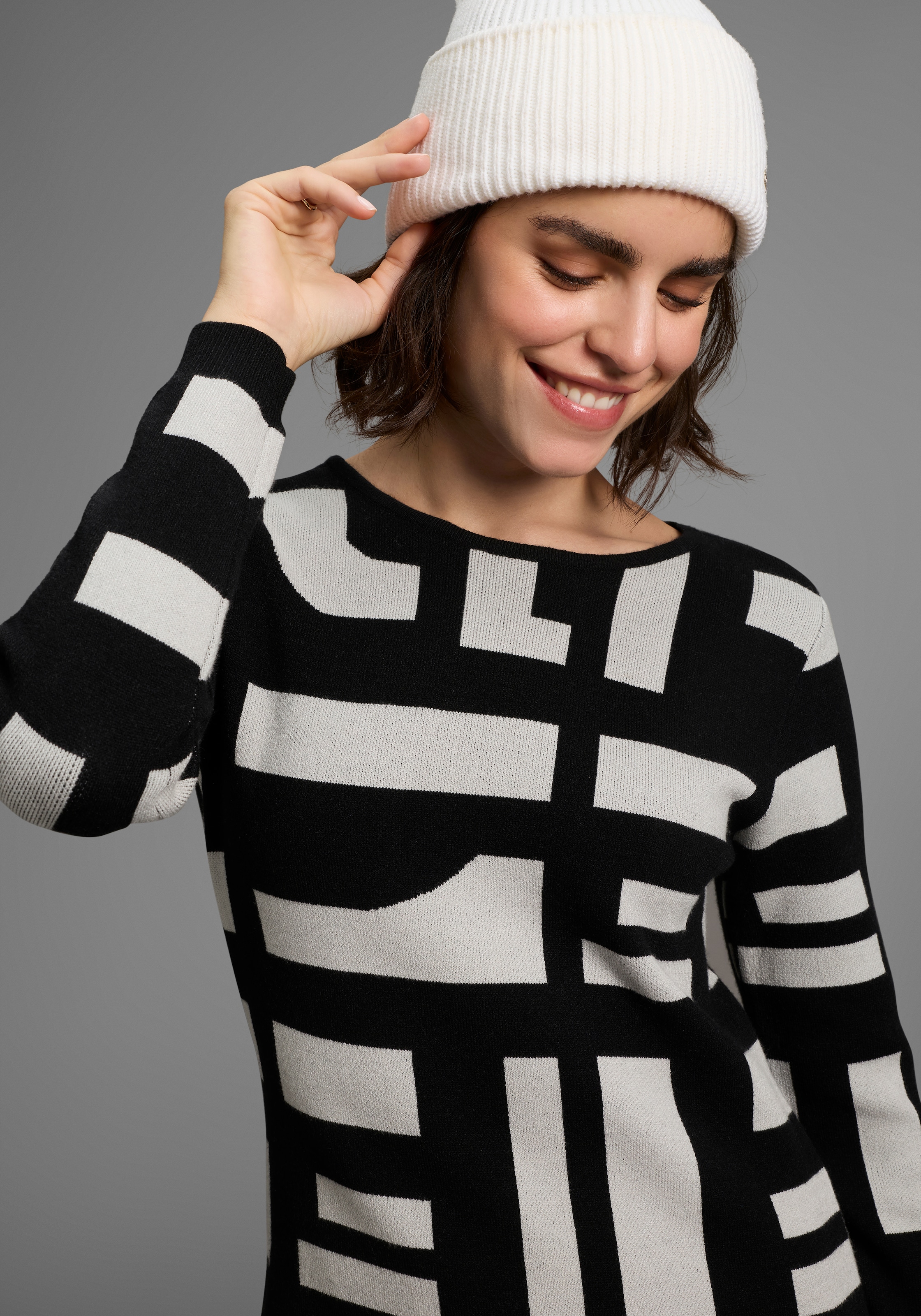 Boysen's Strickkleid aus modischem Jacquardstrick mit Rundhalsausschnitt