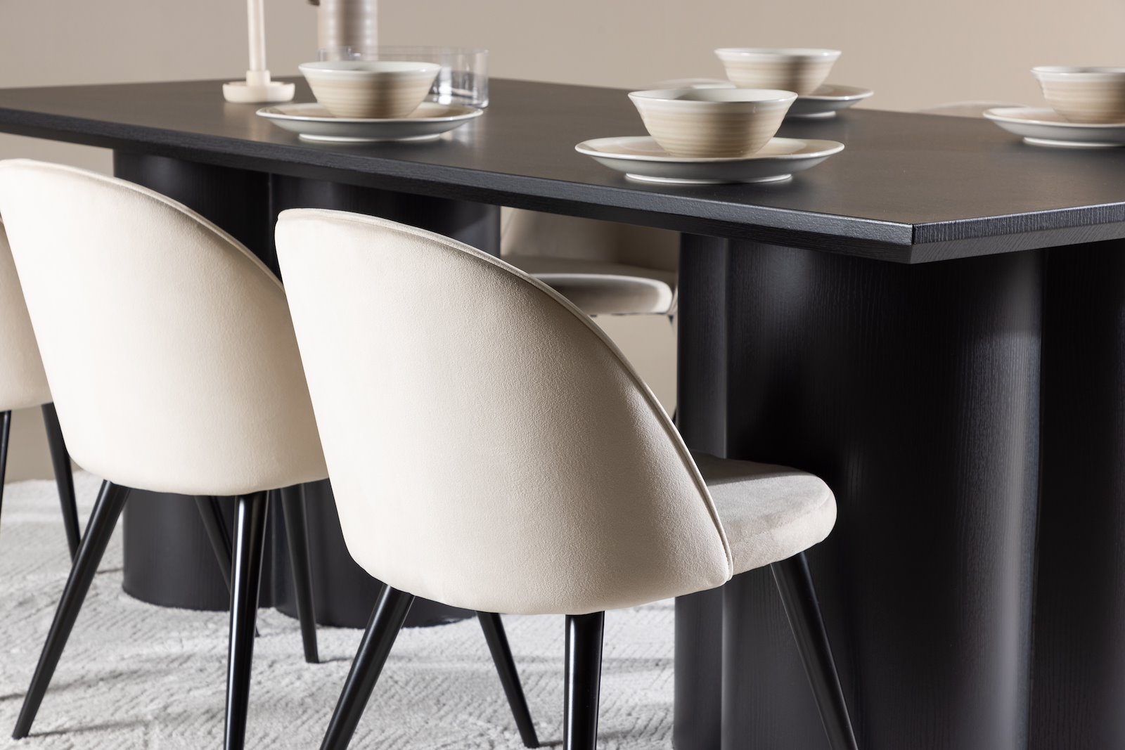 Olivia og Velvet Spisegruppe Olivia spisebord i mocca med 6 stk. Velvet spisestoler i Beige spisestoler i sorte ben.