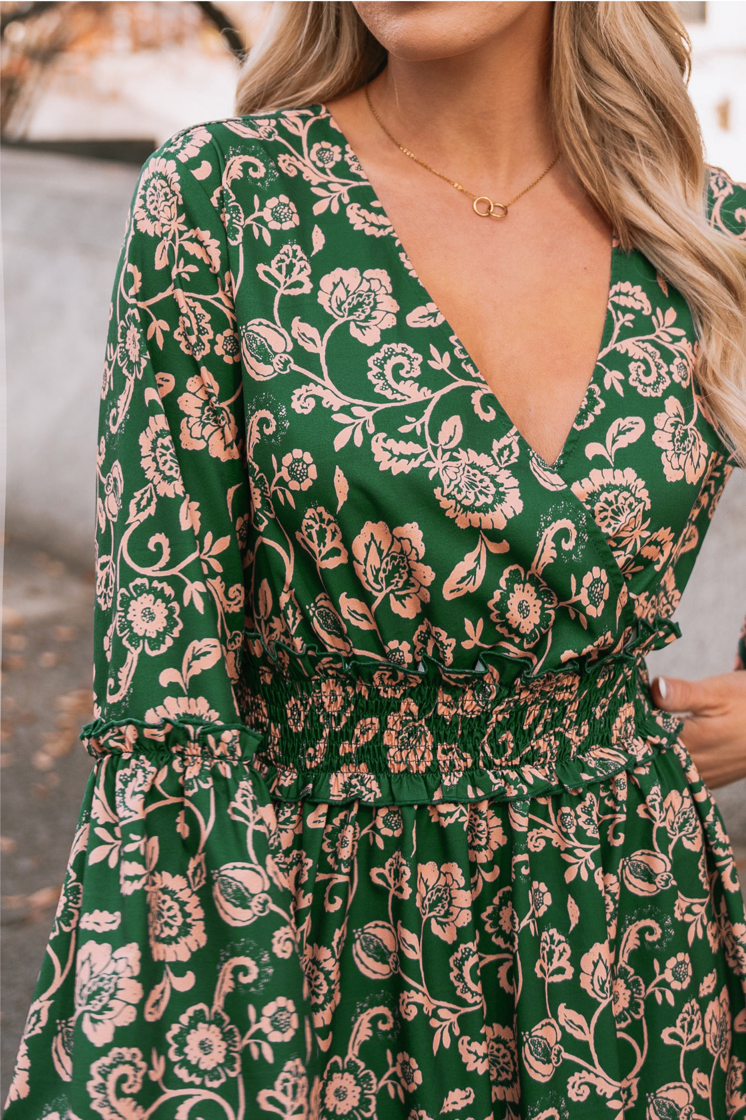 Robe à col surplis et fleurs ruchée