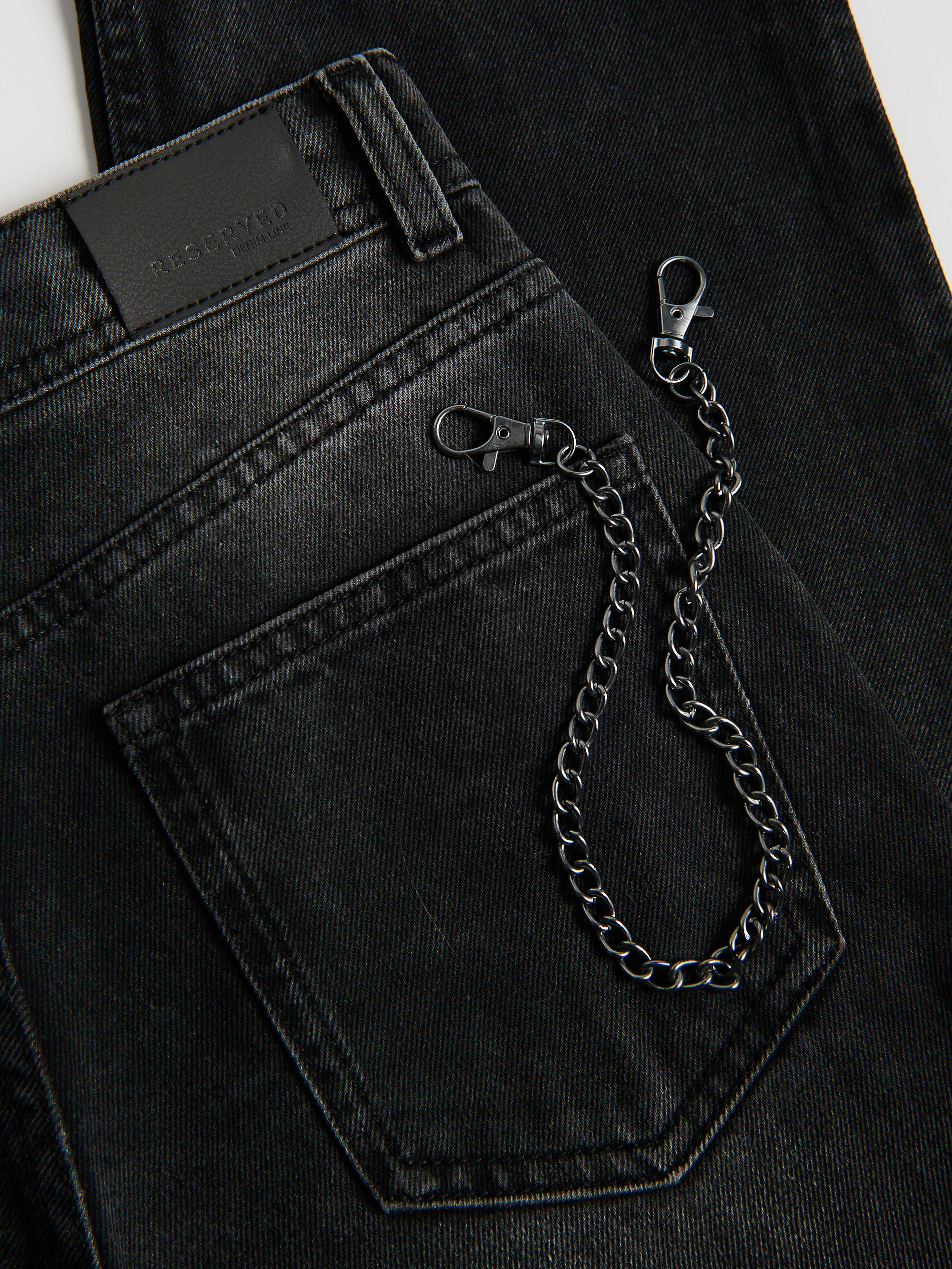 Baggy-Jeans mit Kette
