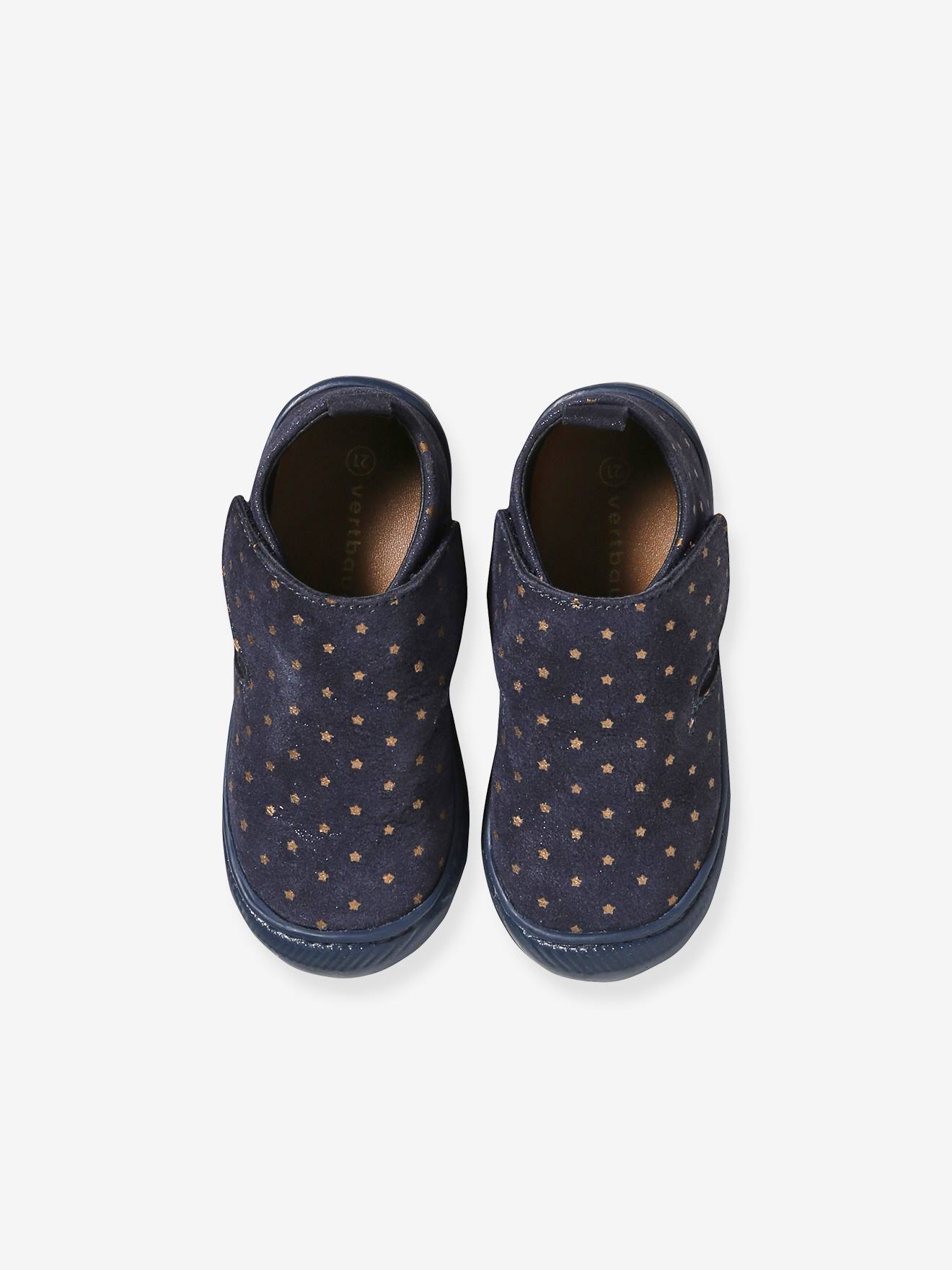 Sapatinhos de bebê flexíveis em couro com fecho de velcro, estampa azul.