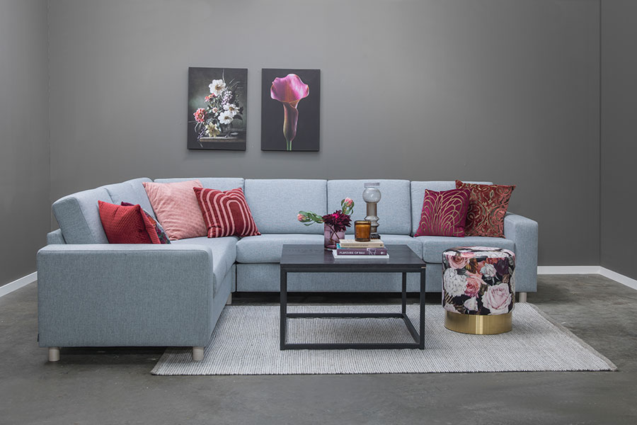 Square sofa Tekstil Synne 418-21 light grey. Vendbar hjørnesofa 3-seter og 2-seter. Arm 4, 17 cm og ben 2 i hvitvasket eik.