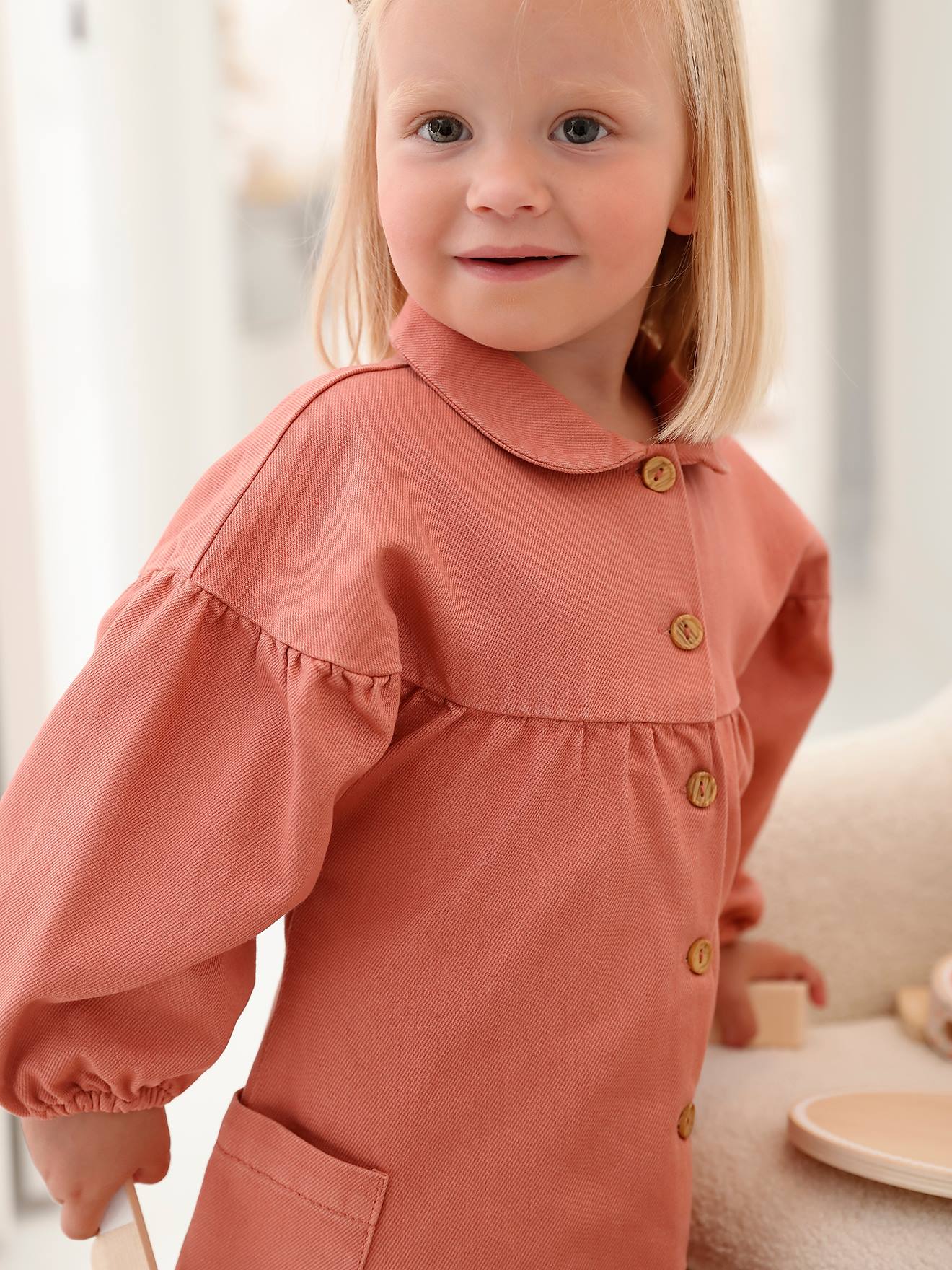 Vestido rosa de sarja com gola Peter Pan para bebê