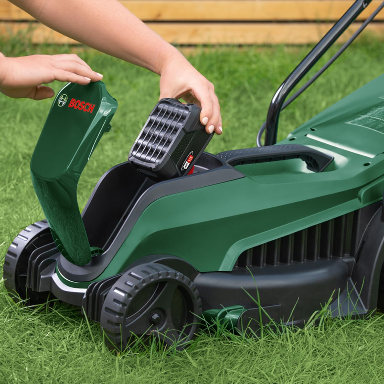 Bosch tondeuse à gazon sans fil CityMower 18V-32-300 (18 V, 1x batterie 4,0 Ah, Moteur Brushless, largeur de coupe : 32 cm, tond jusqu’à 300 m², dans une boîte en carton)