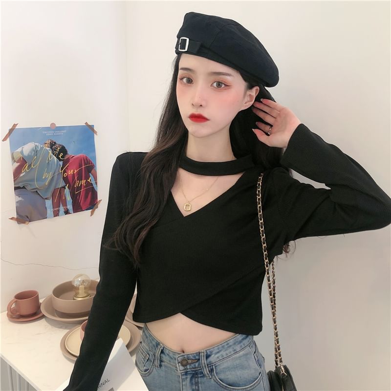 Shinsei - Crop top met lange mouwen en een effen halslijn en uitgesneden kruislings