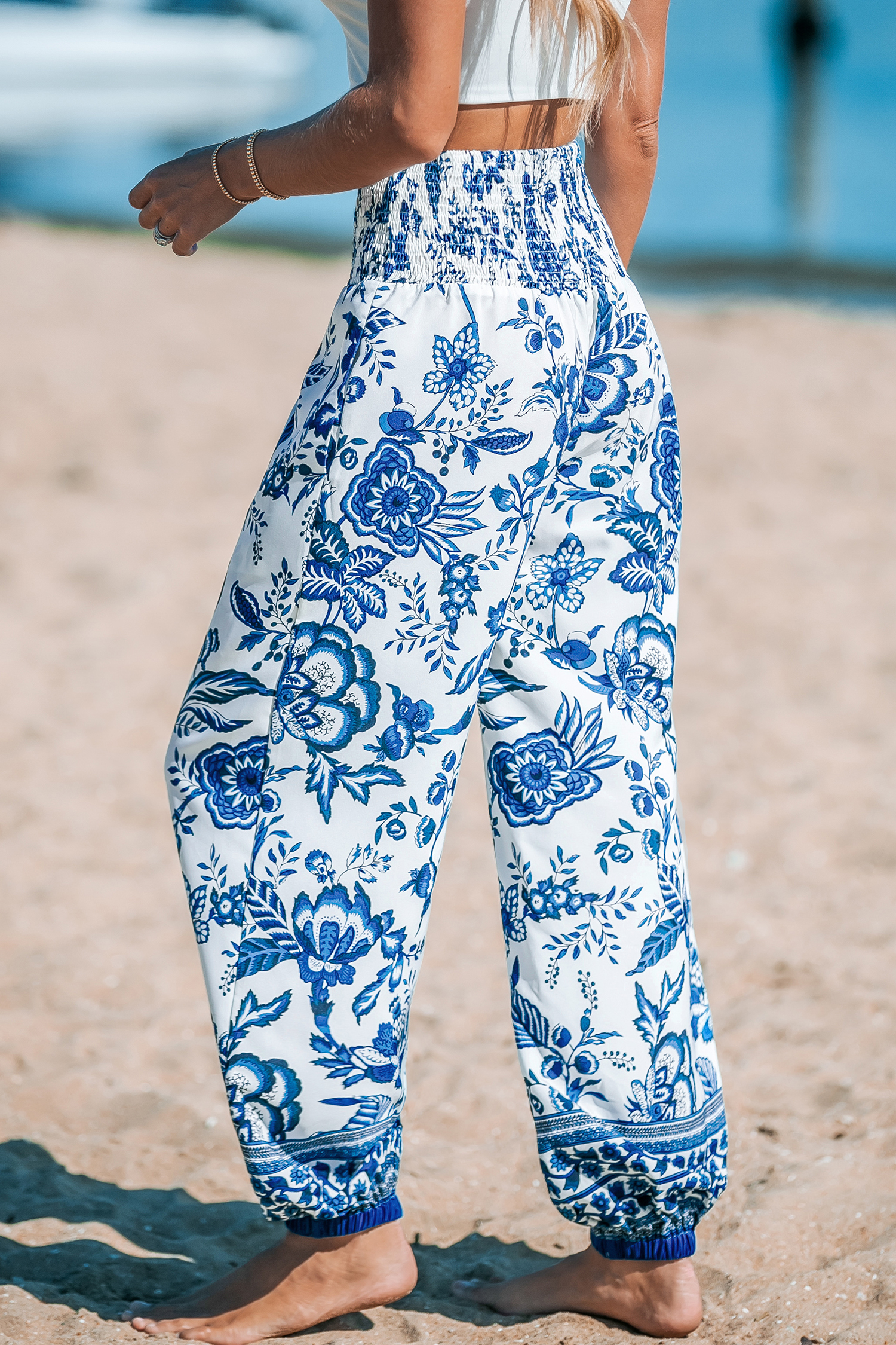Pantalon à jambes trapèze avec taille à smocks bleu et blanc