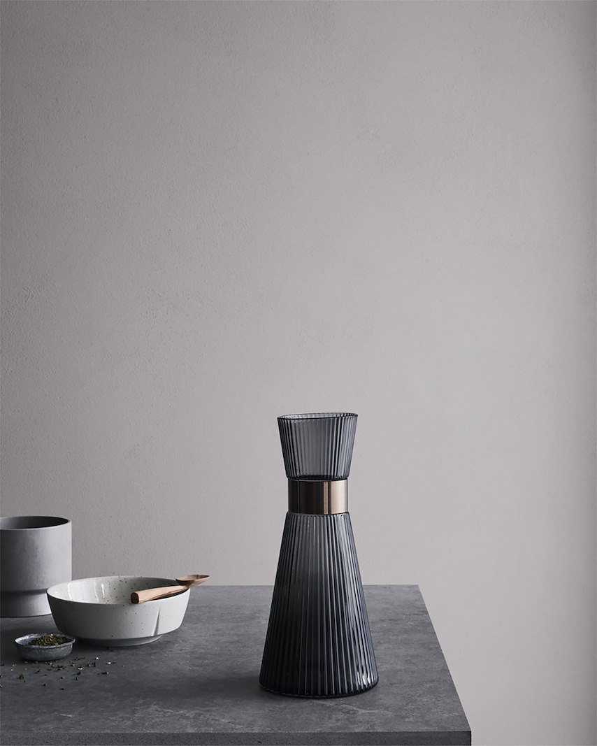 Grand Cru Nouveau karaffel Grått glass med rust detalje. 1 liter