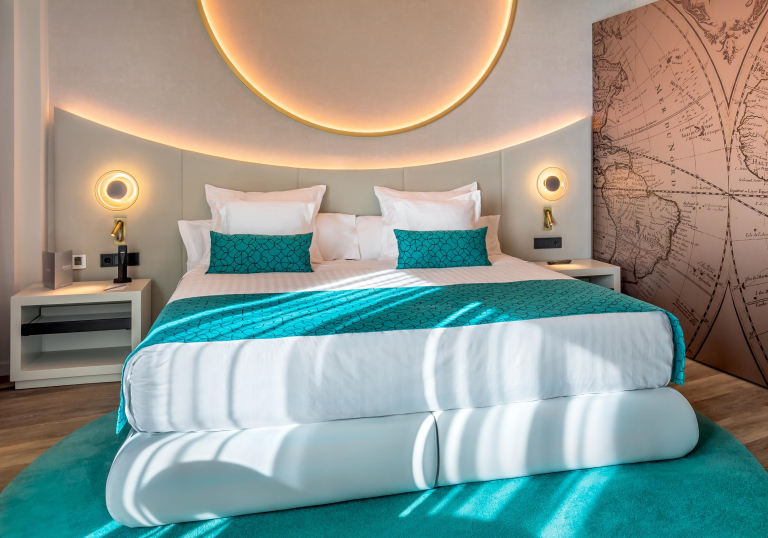 Marset Aura Plus wandlamp LED Ø25 opaal