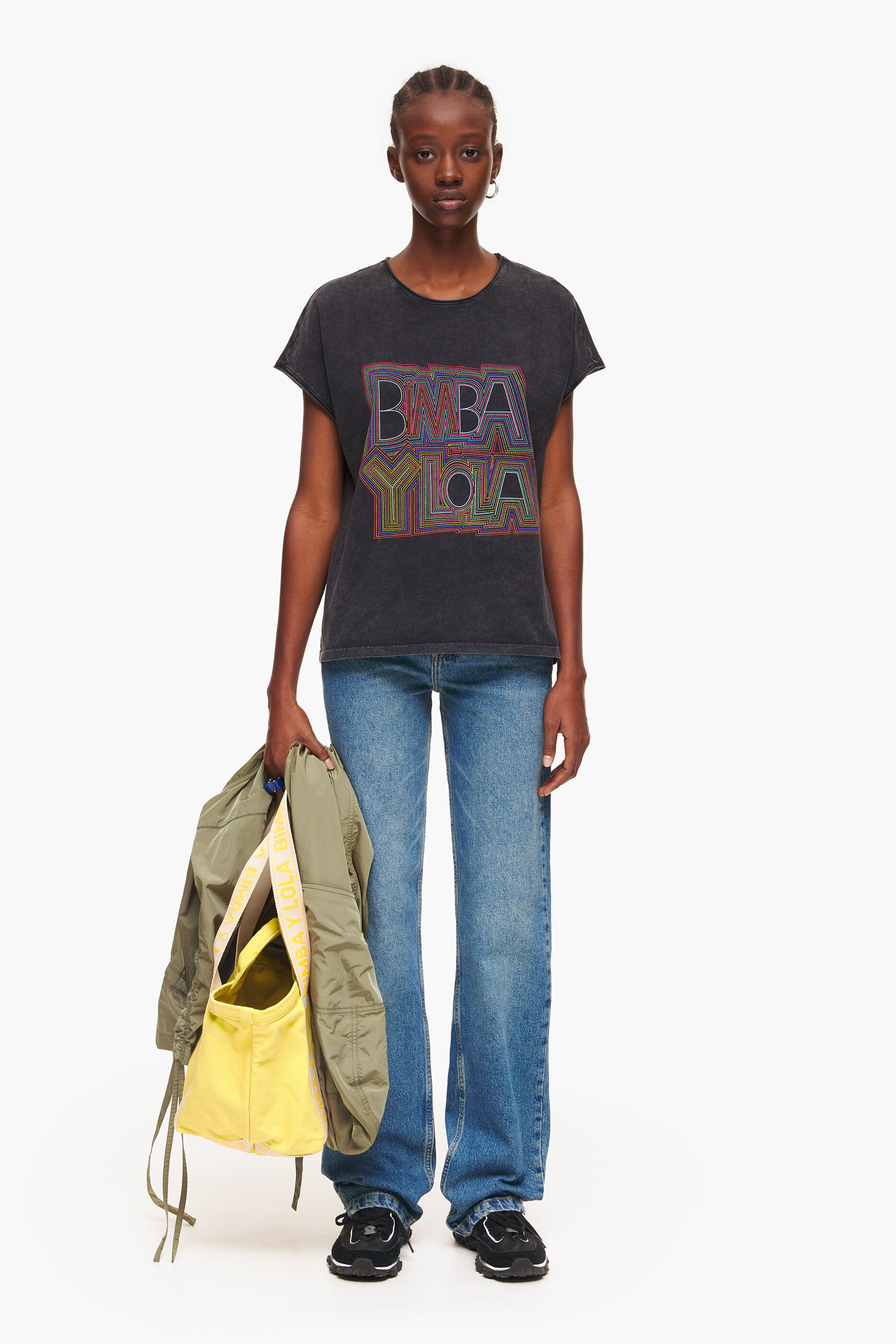 Camiseta preta com logo desbotado