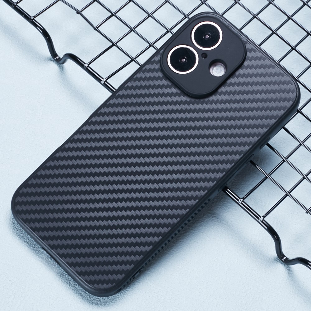 iPhone 16 Gummi Hülle im Carbon Look - Schwarz