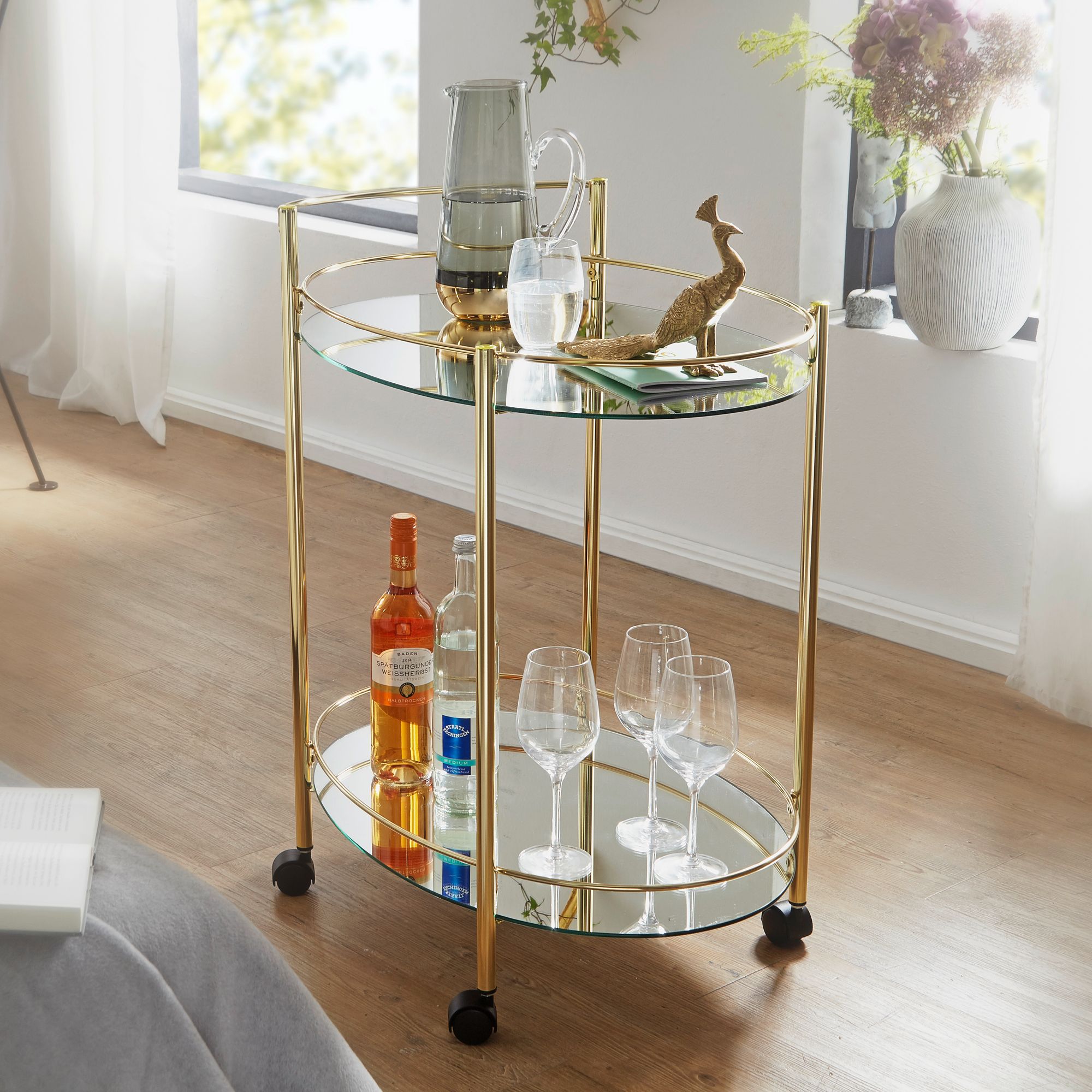 KADIMA DESIGN Goldener Servierwagen, Retro-Charme, 2 Glasplatten, rollbar, stabile Stahlkonstruktion, leicht zu reinigen.