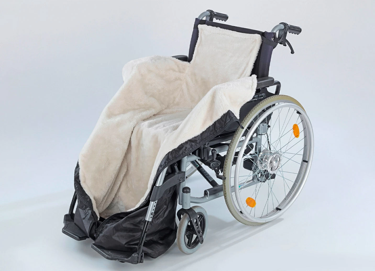 Rollstuhl-Wärmesack hält trocken und warm bei Schmuddelwetter