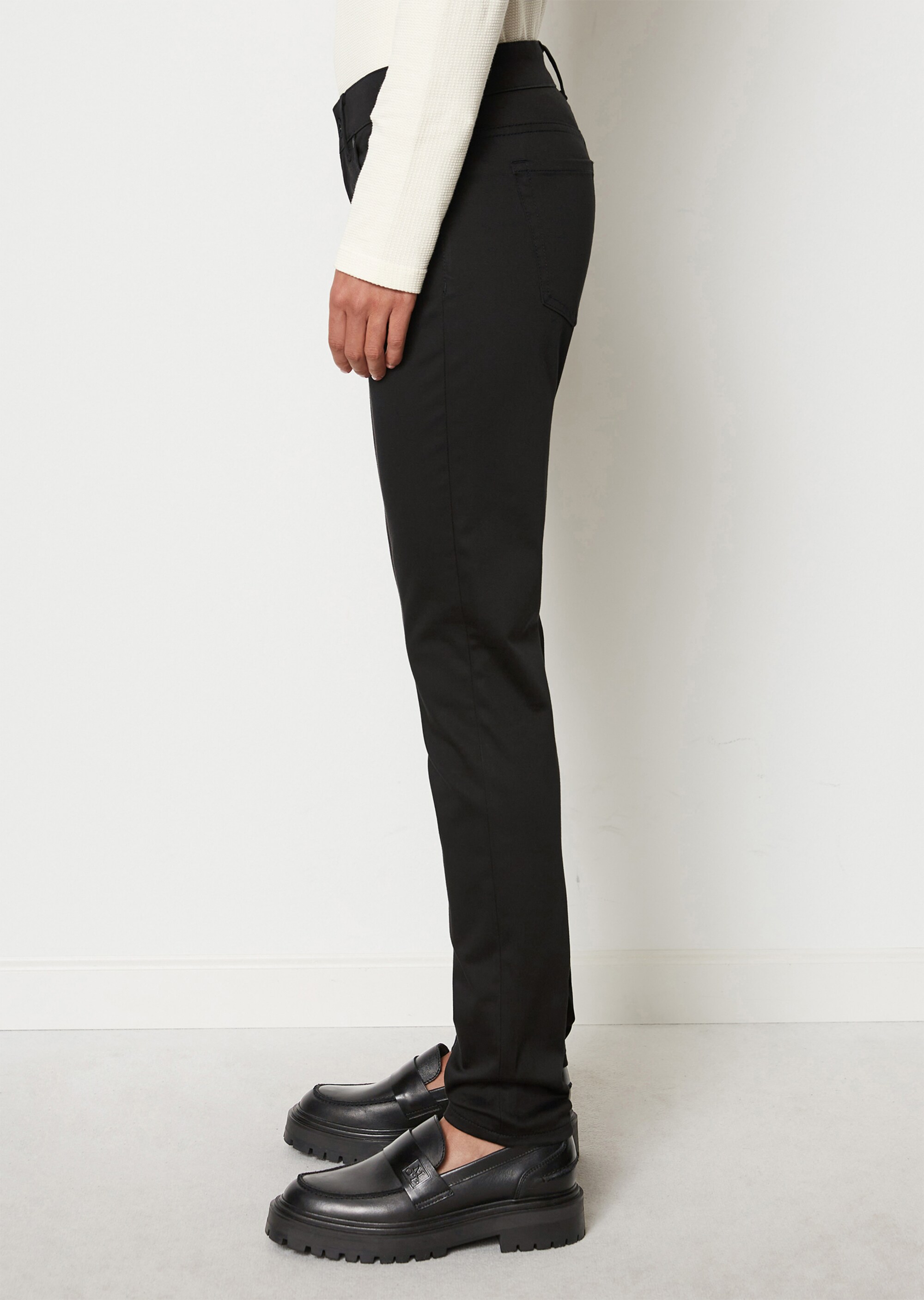 Hose Modell ALBY slim aus Satin-Stretch