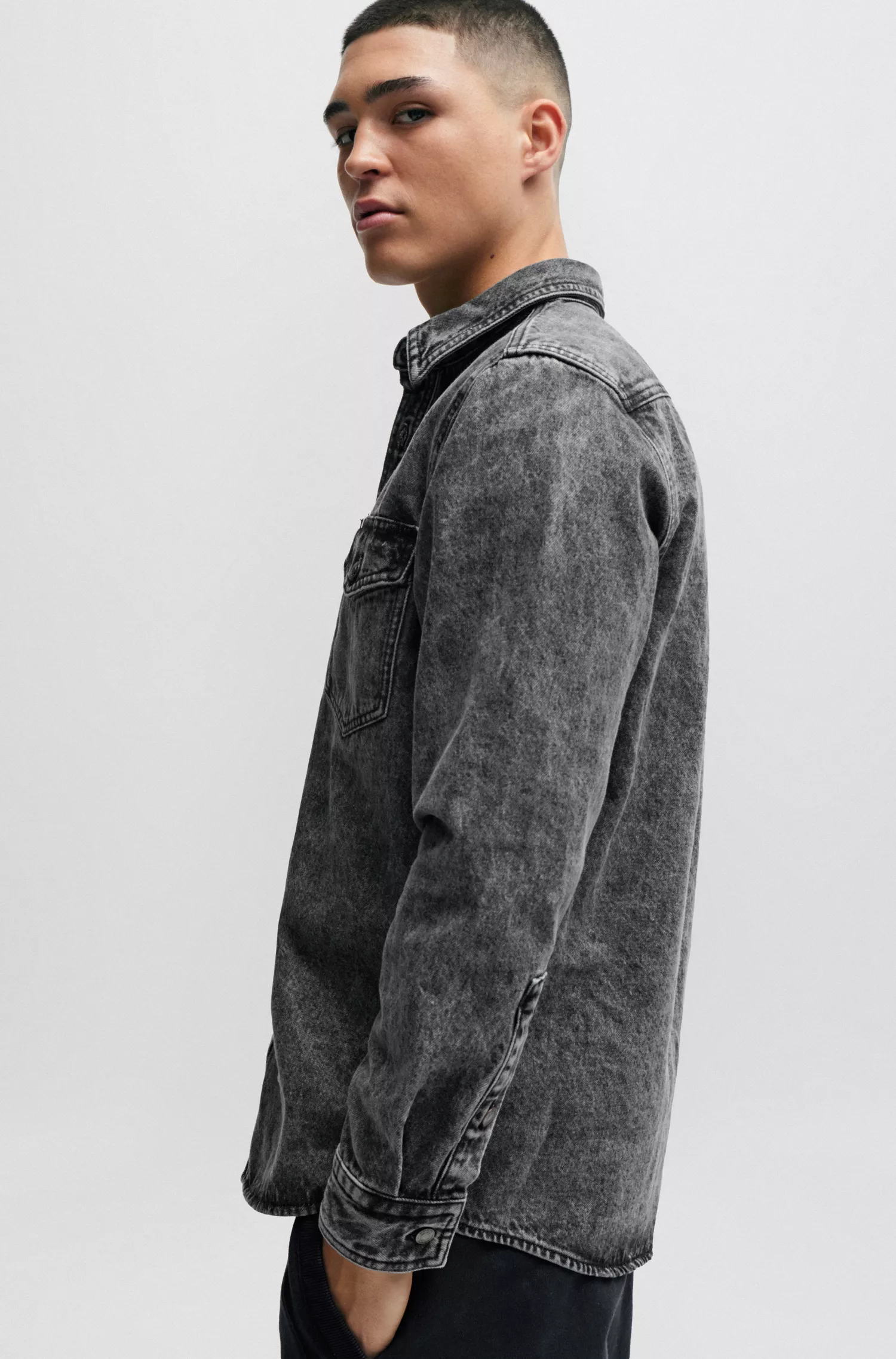 Camisa HUGO vermelha de manga comprida com modelagem relaxada em denim de algodão.