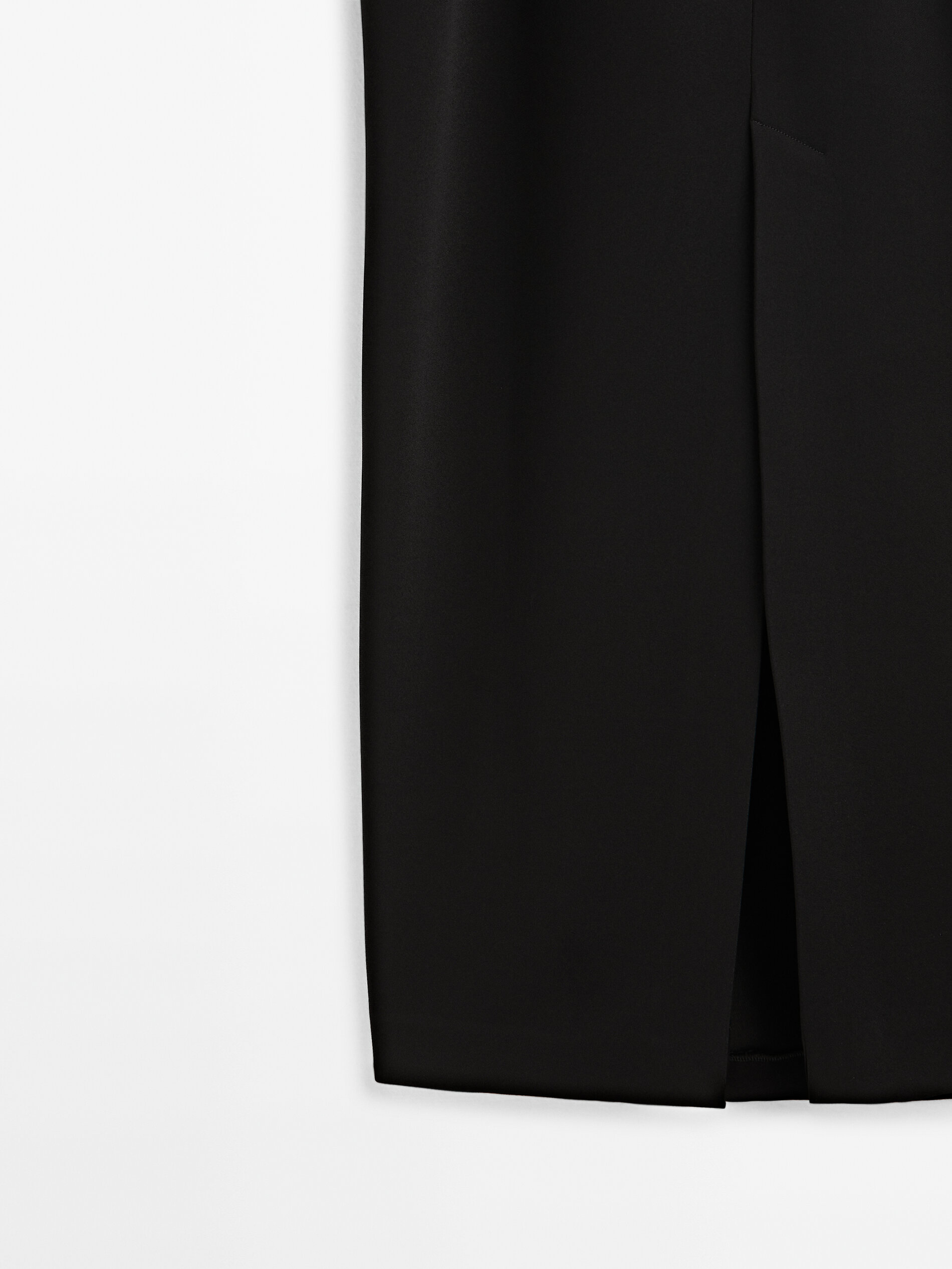 Vestido preto com decote em formato de coração - PRETO
