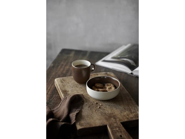 Studio Round North Krus 33 cl Matte bark/Matte white