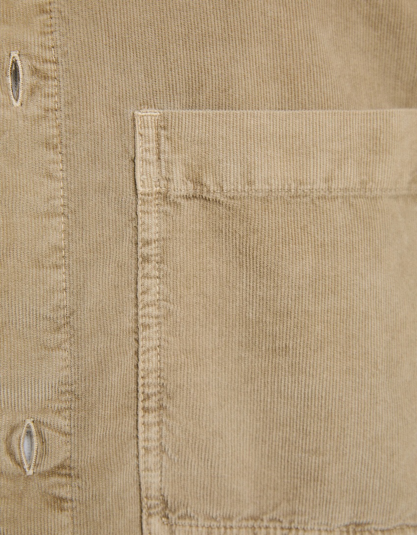 Camisa cropped de veludo cotelê desbotado de manga comprida