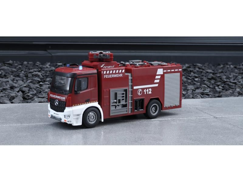 Amewi Mercedes Benz Arocs Feuerwehr Löschfahrzeug RTR, 1:18 Realistisches Feuerwehrauto mit Beleuchtung, Soundeffekten und Wasserwerfer