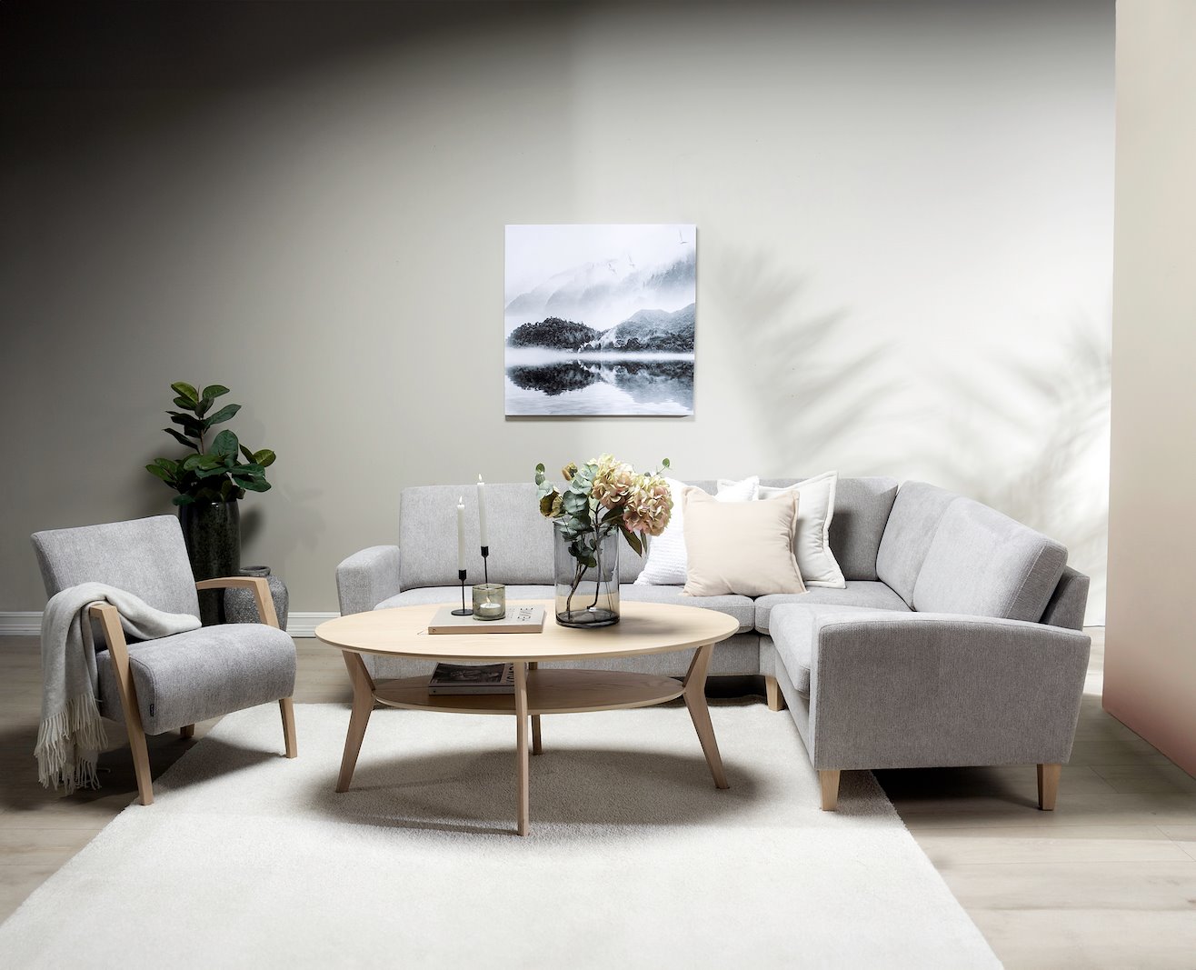 Noor Lux hjørnesofa 1,5 seter, hjørne og 2,5 seter i tekstil Mia Beige med hvitoljet ben.