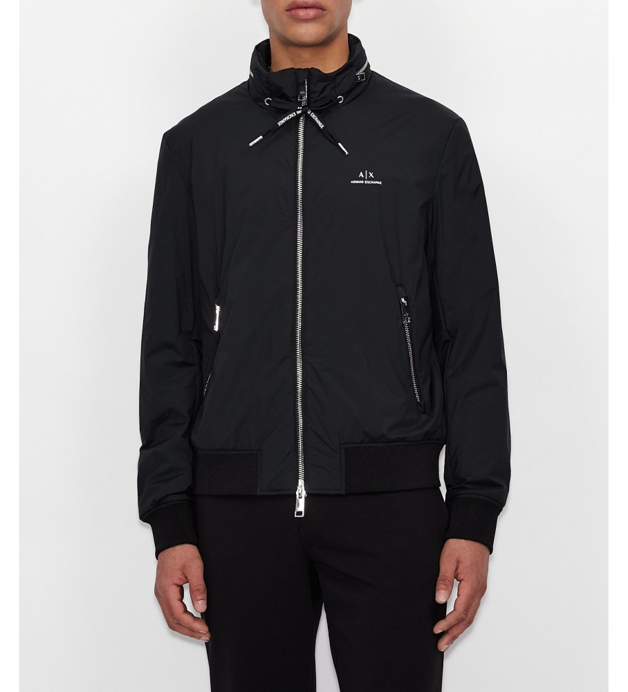 Jaqueta Armani Exchange de nylon com capuz embutido, preta
