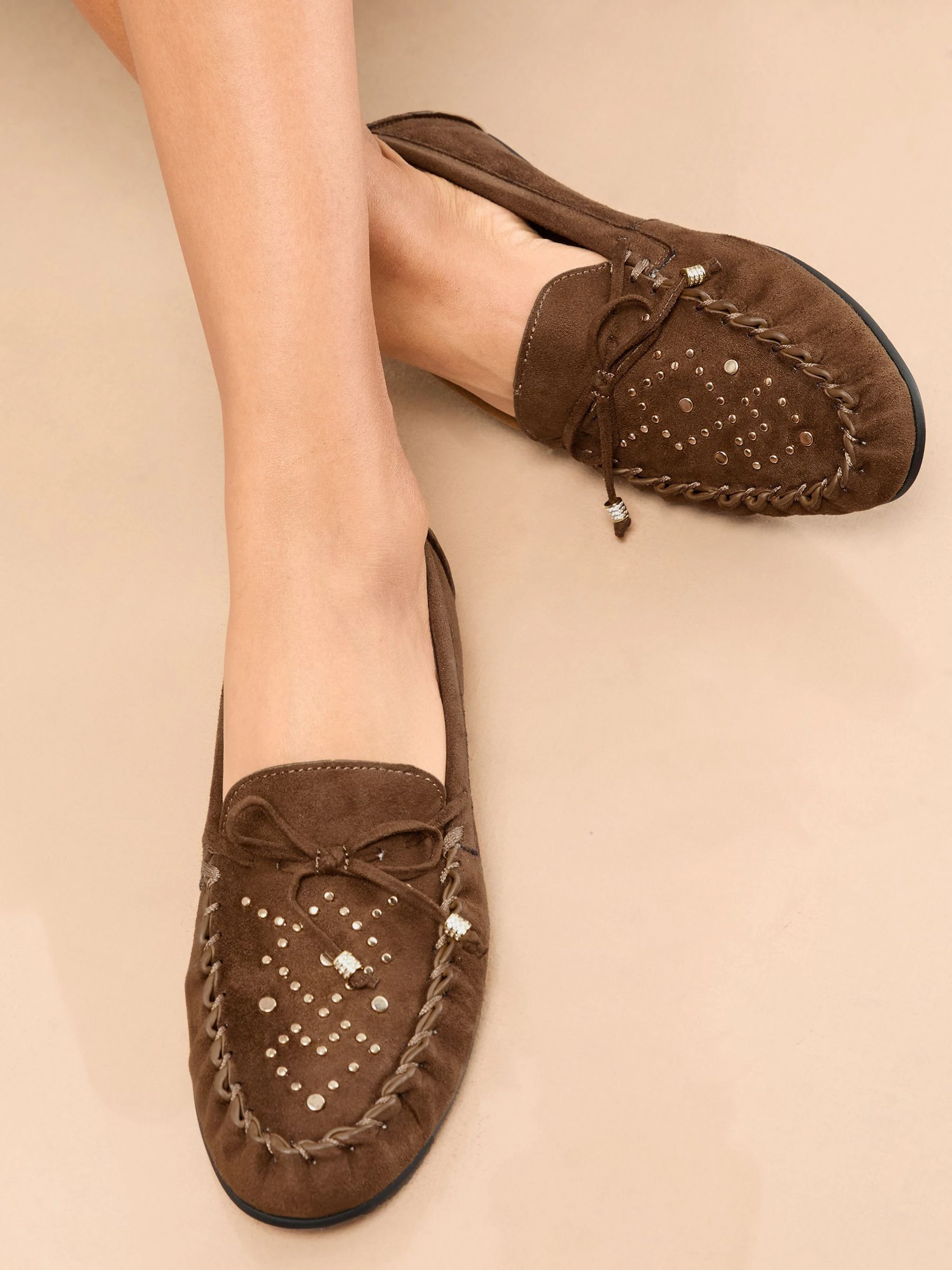 Chocoladebruin - Lipsy casual mocassin instappers van imitatieleer met studs