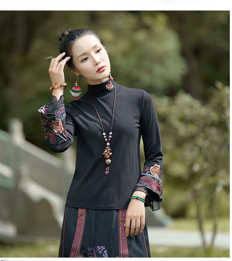 CosmoCorner - Blouse met lange mouwen en hoge hals en bloemenborduursel