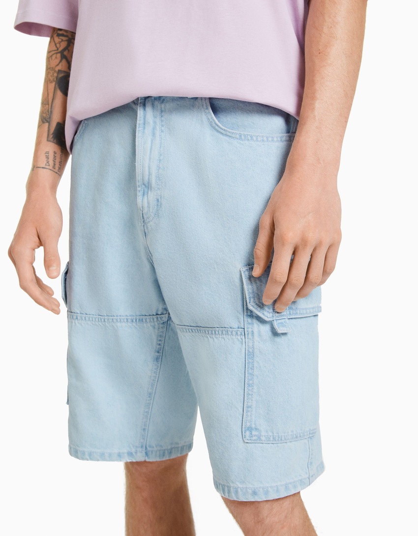 Bermuda cargo folgada em jeans