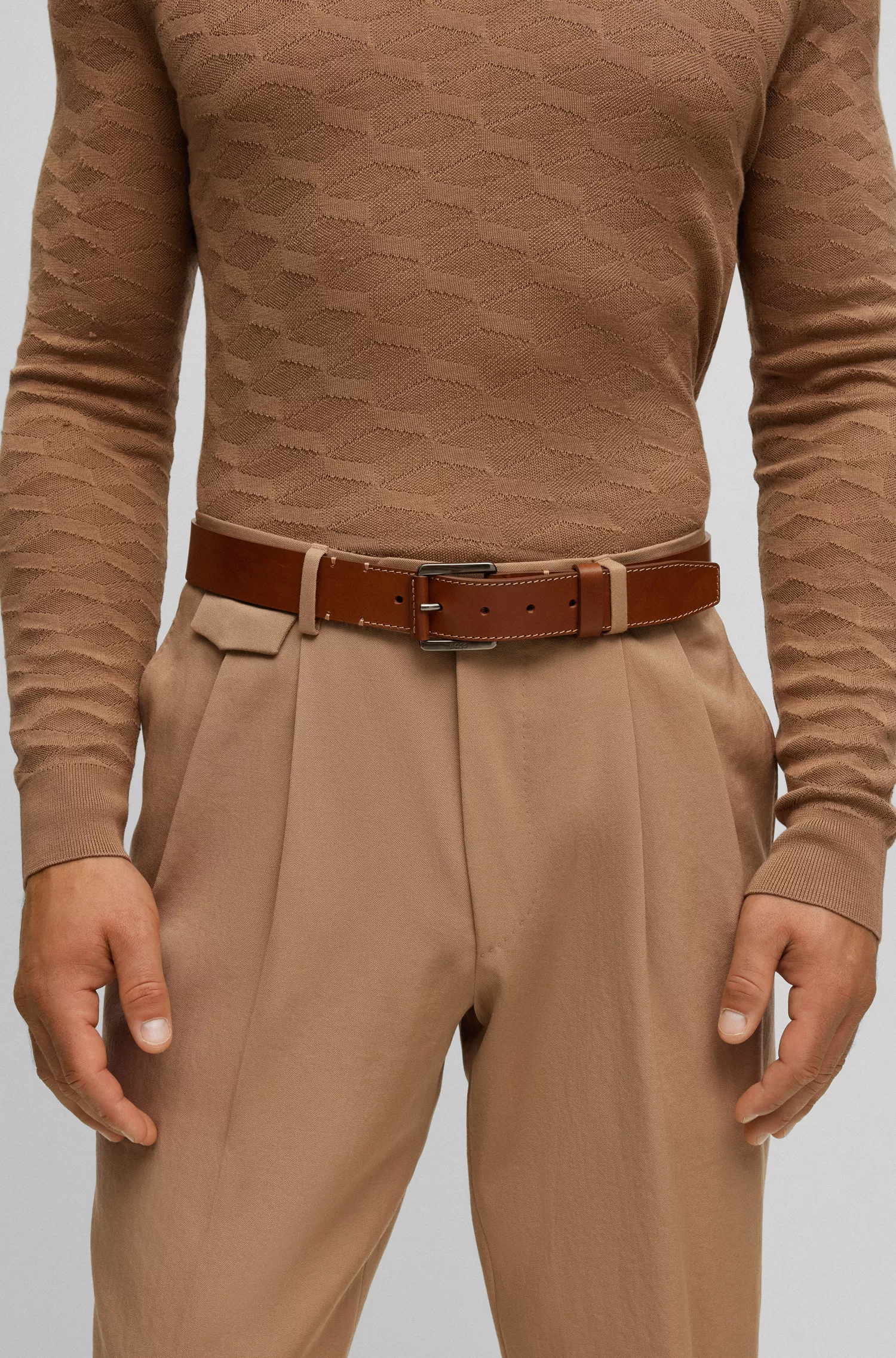 Cinto BOSS em couro italiano preto com costura em tom camelo.