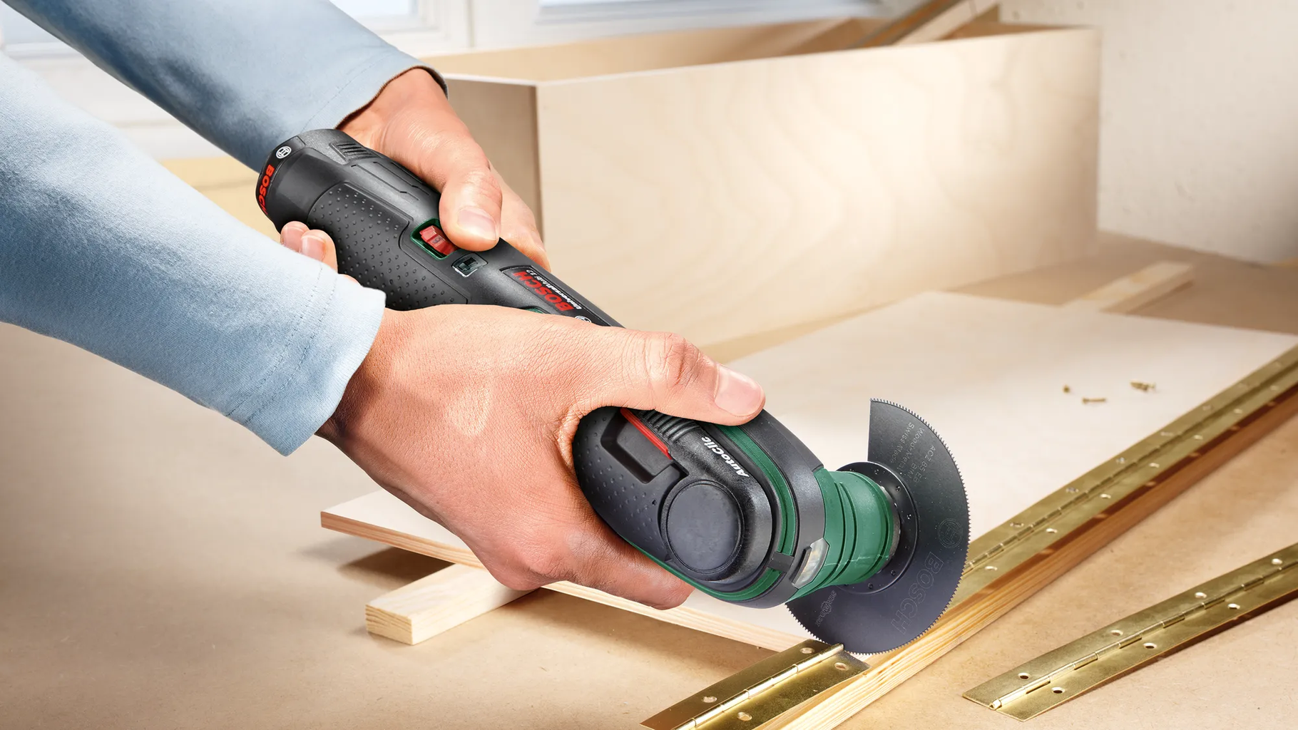 Bosch Home & Garden  UniversalMulti 12    Vielseitiges, kabelloses Multifunktionswerkzeug