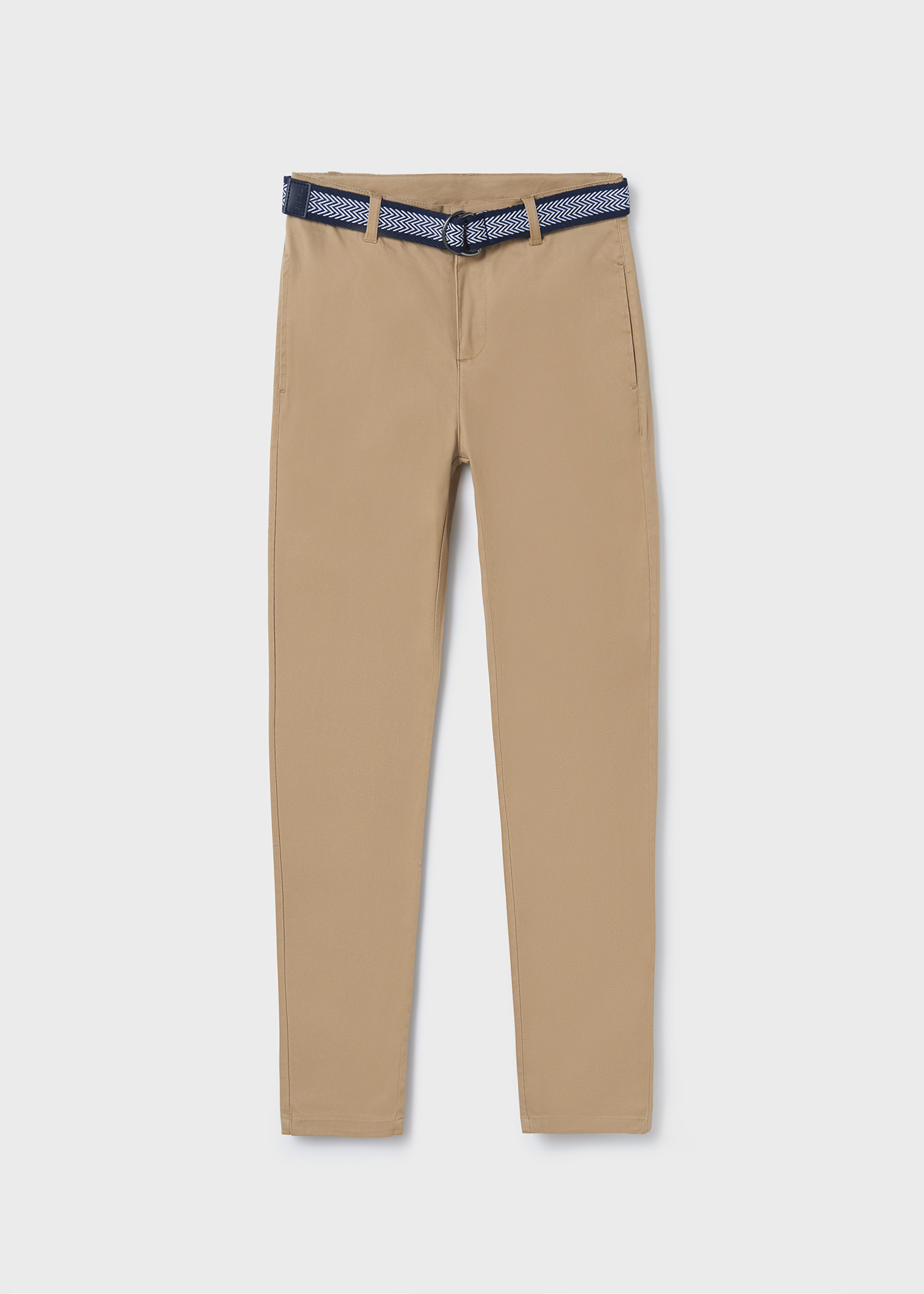 Calça chino em piqué com cinto pequeno.