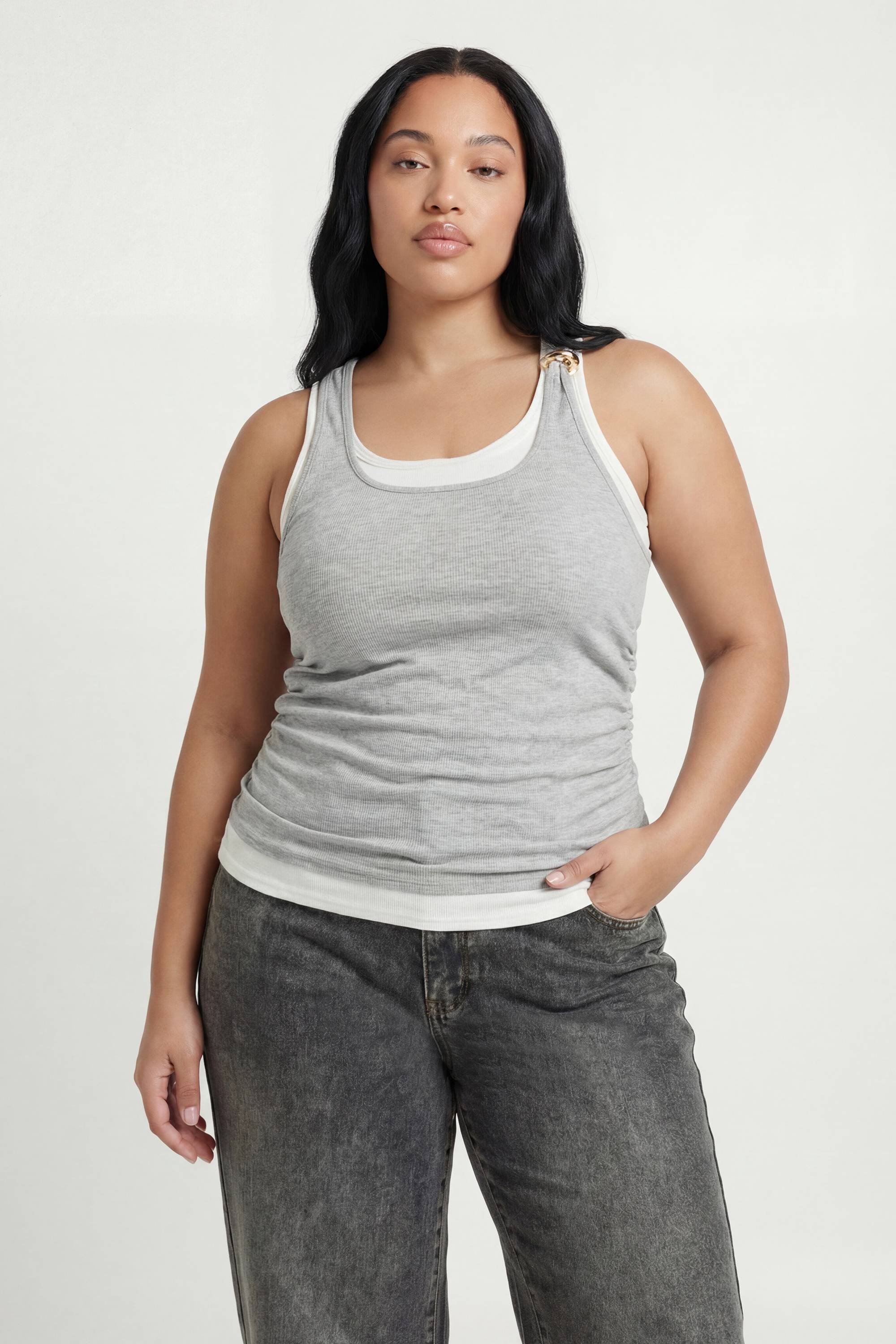 boohoo Débardeur Côtelé Superposé Grande Taille Avec Finitions Dorées