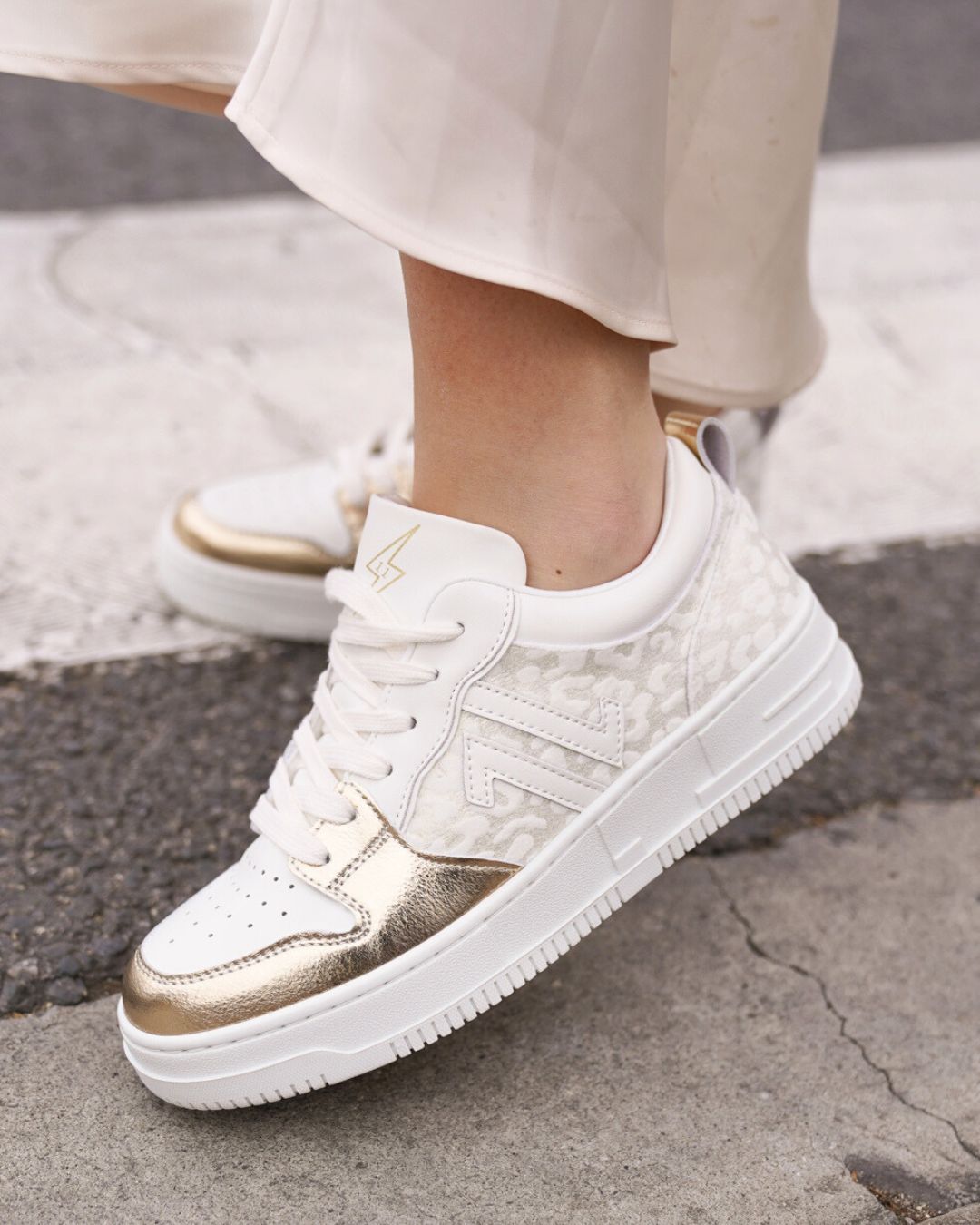 Basket femme blanche et dorée à lacets - CL75 GOLD