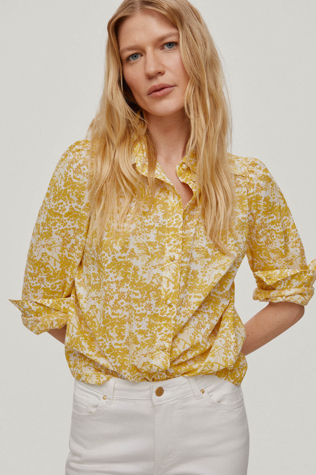 Camisa com estampa floral. - Amarillo
