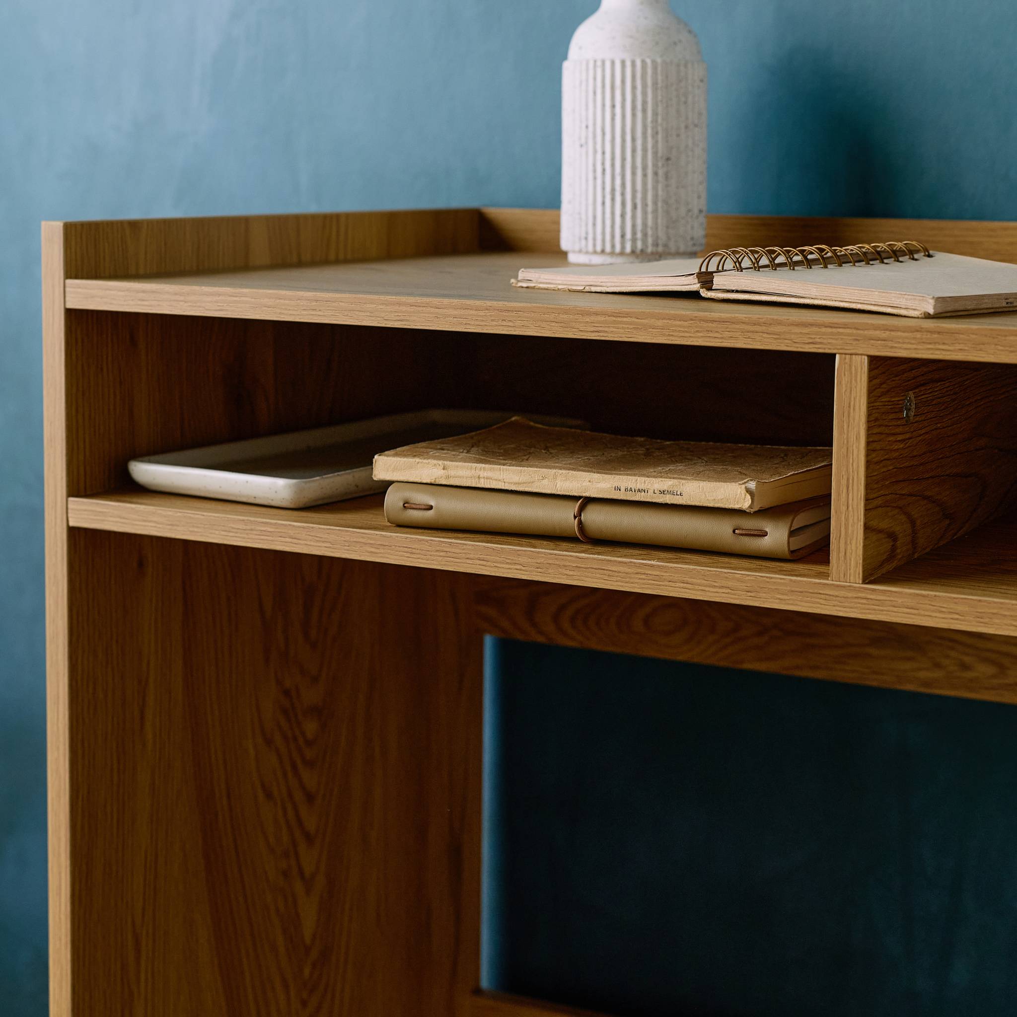 sweeek - Bureau hout decor 2 opbergvakken