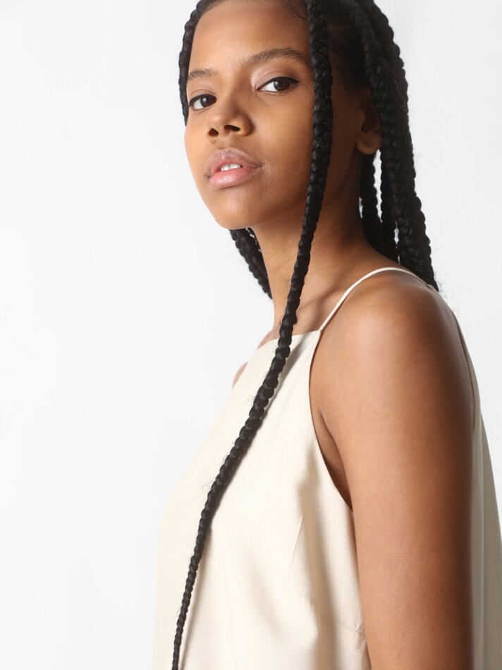 Vestido curto com decote halter - Bege escuro
