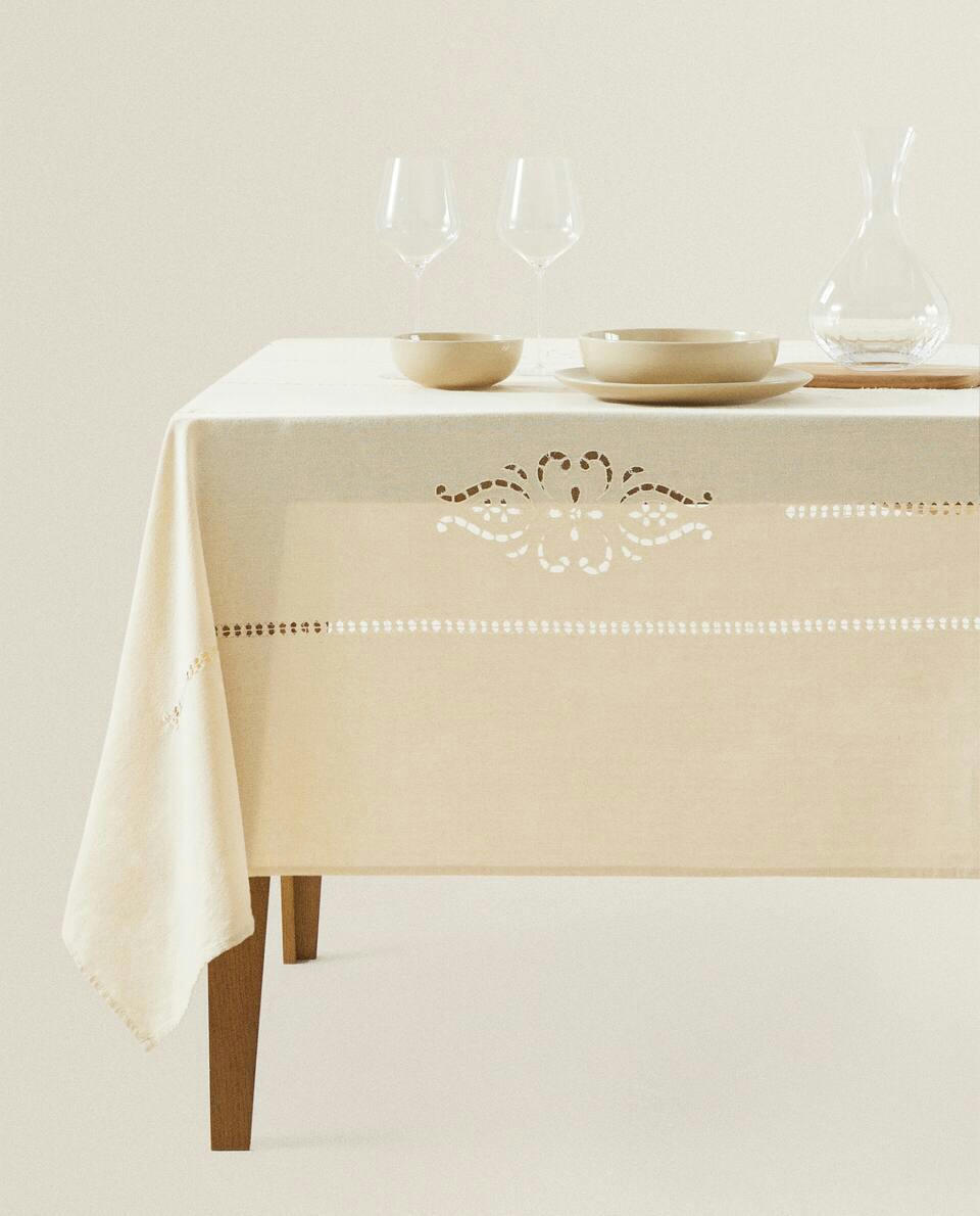 TOALHA DE MESA COM FLORES BORDADAS