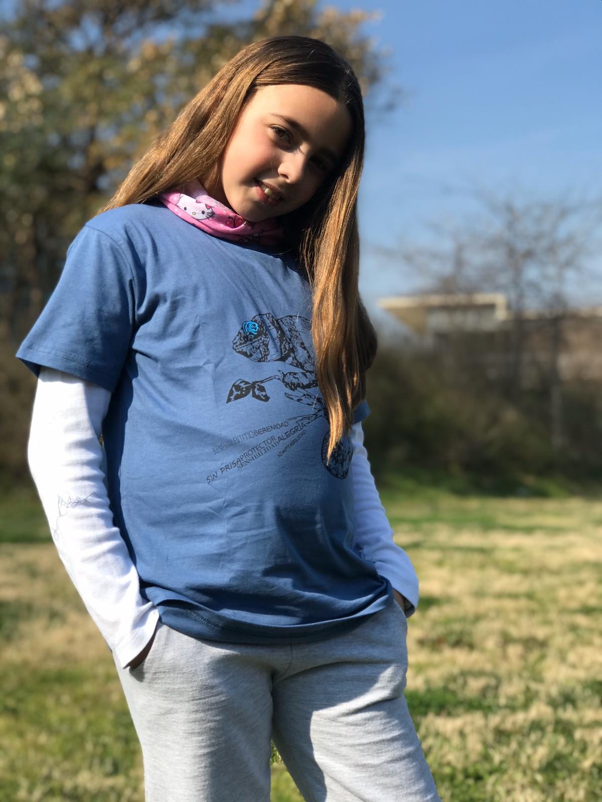 Camiseta infantil com estampa de camaleão branco, totem animal.