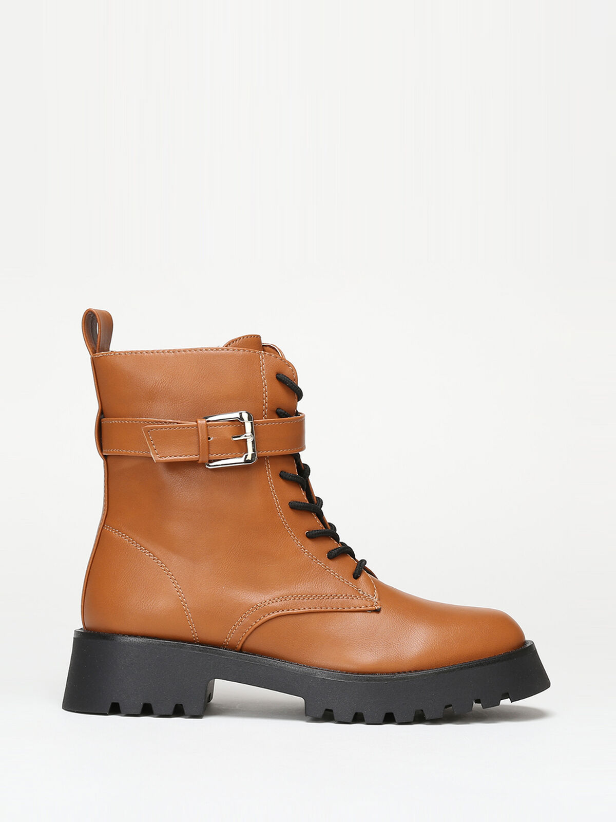 Bottines style rangers avec bride à boucle- Camel