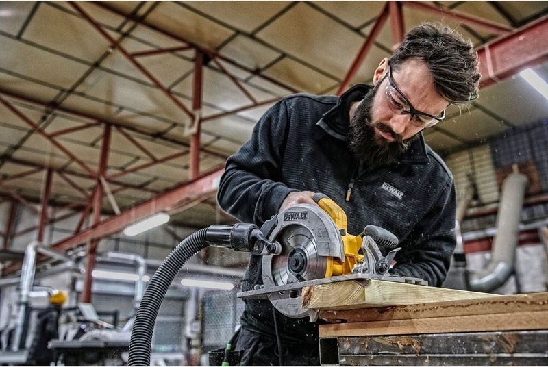 DeWALT Cirkelzaagmachine 1.600W 190mm - Inclusief Koffer en Geleiderail