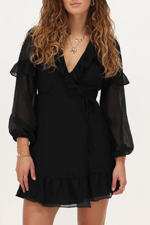 Zwarte wikkeljurk met ruffles