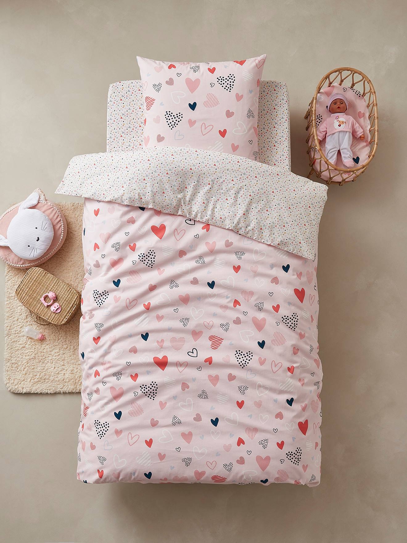 Conjunto infantil de capa de edredom e fronha, estampa Hearts in Party, modelo Basics rosa claro.
