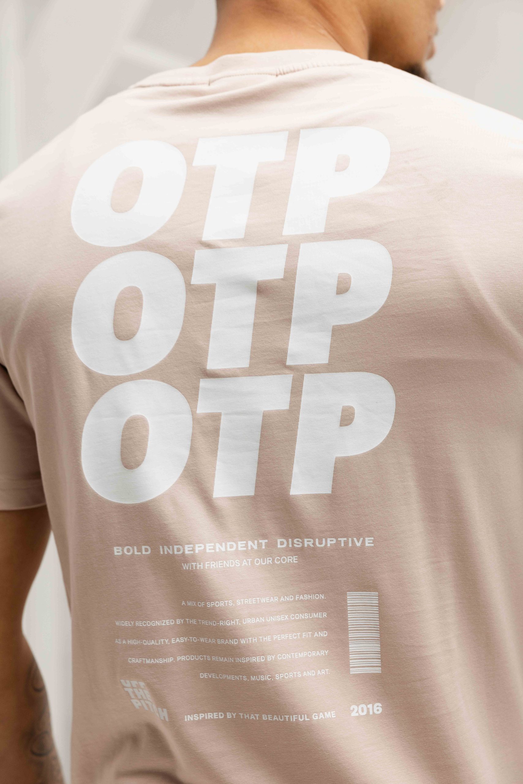 Off The Pitch Division T-Shirt Heren Roze