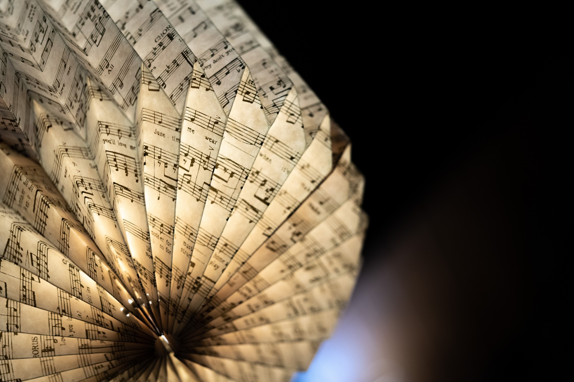 Papierlampe 'Noten', gold, weiß, Ø 32 cm, H 34 cm von fischer's lagerhaus